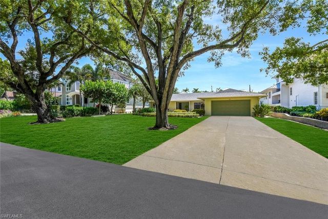 150 1st AVE N, Naples, FL 34102