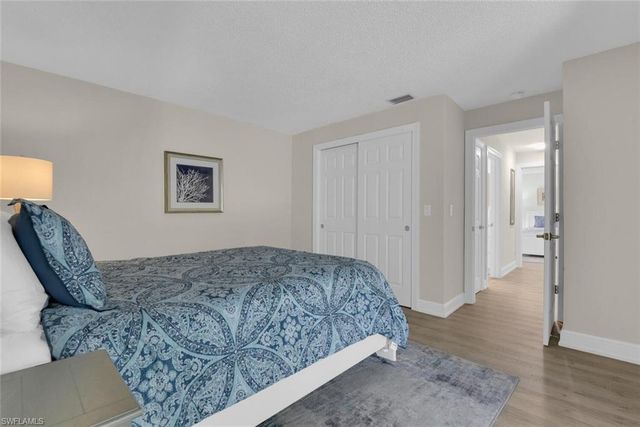 150 1st AVE N, Naples, FL 34102