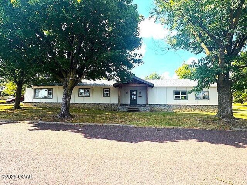 602 E Bond Street, Monett, MO 65708