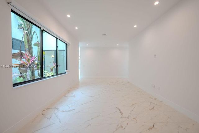 11861 NW 9th St, Plantation, FL 33325