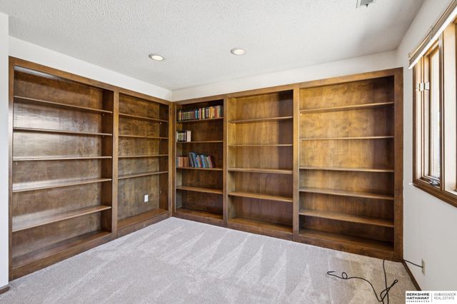 9614 Southby Plaza, Omaha, NE 68124