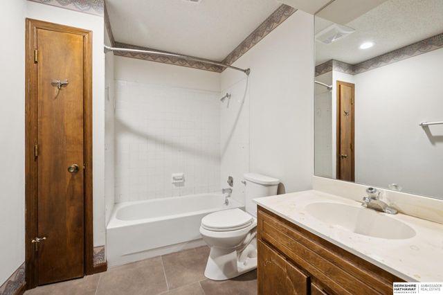 9614 Southby Plaza, Omaha, NE 68124