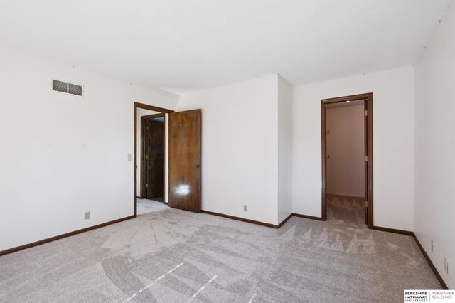 9614 Southby Plaza, Omaha, NE 68124