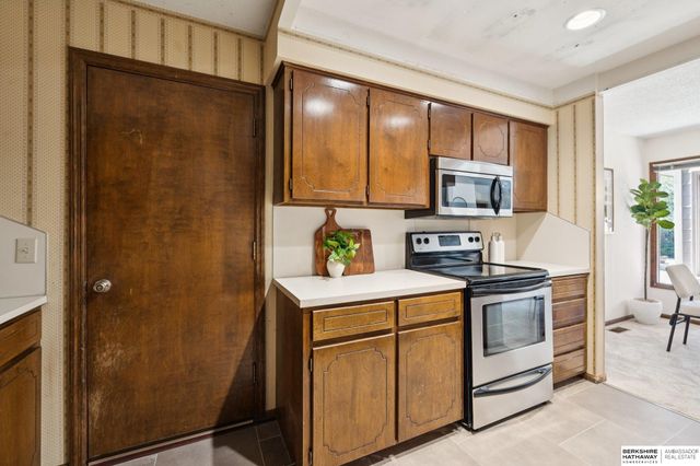 9614 Southby Plaza, Omaha, NE 68124