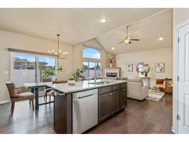 885 Shirttail Peak Dr, Windsor, CO 80550