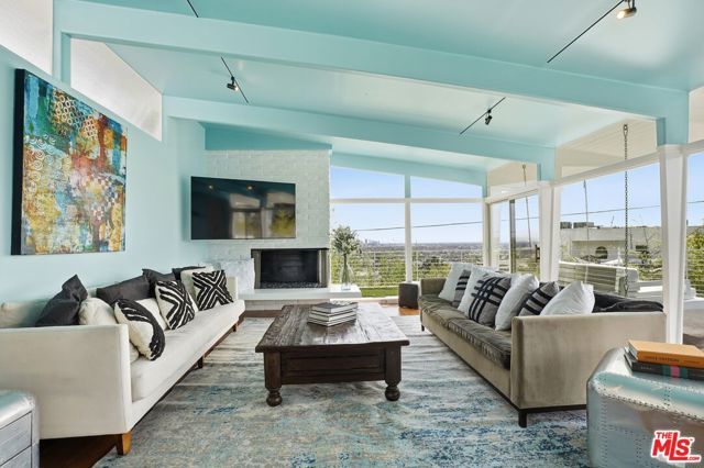 8411 Hollywood Boulevard, Los Angeles, CA 90069