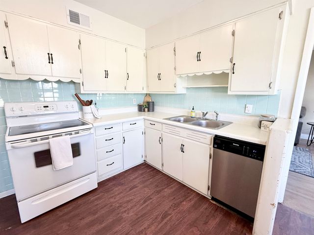 3709 W 8th St N, Wichita, KS 67203