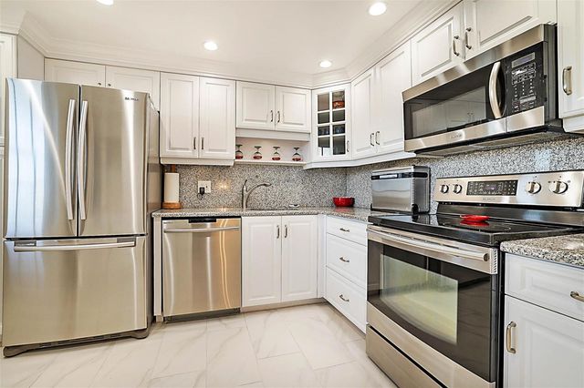 575 Oaks Lane 703, Pompano Beach, FL 33069
