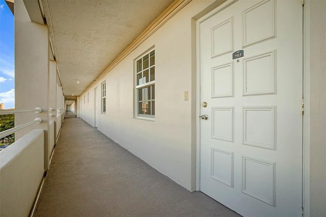 575 Oaks Lane 703, Pompano Beach, FL 33069