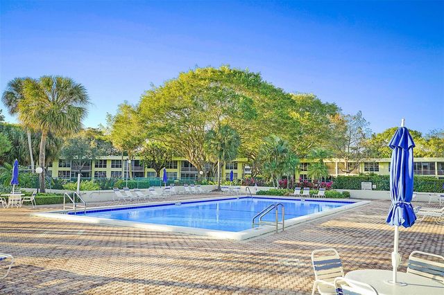 575 Oaks Lane 703, Pompano Beach, FL 33069