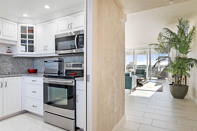 575 Oaks Lane 703, Pompano Beach, FL 33069