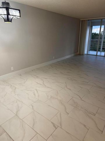 575 Oaks Lane 703, Pompano Beach, FL 33069