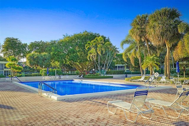 575 Oaks Lane 703, Pompano Beach, FL 33069