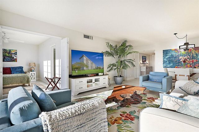 575 Oaks Lane 703, Pompano Beach, FL 33069