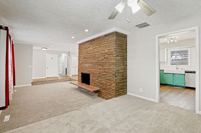 526 E Park Lane St, Derby, KS 67037