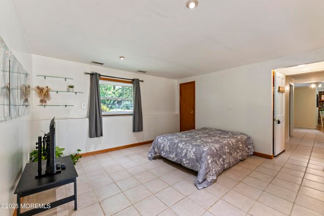 5 Yale Court, East Brunswick, NJ 08816
