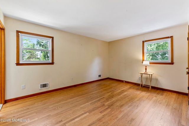 5 Yale Court, East Brunswick, NJ 08816