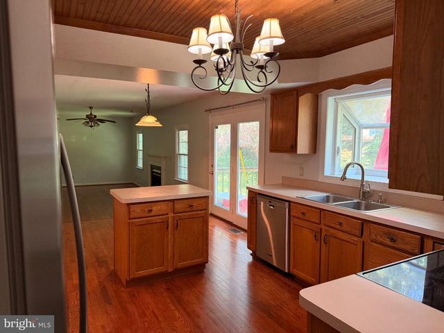 11926 WOODLAND VIEW DR, Fredericksburg, VA 22407