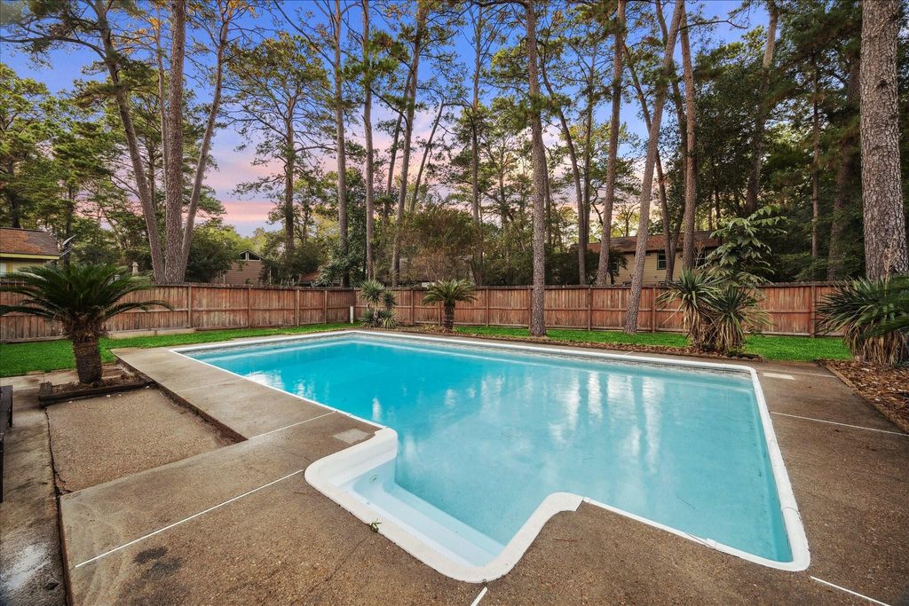 6 Fairmeade Bend Drive, The Woodlands, TX 77381