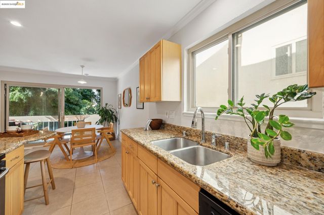 55 Fairmount Ave 215, Oakland, CA 94611