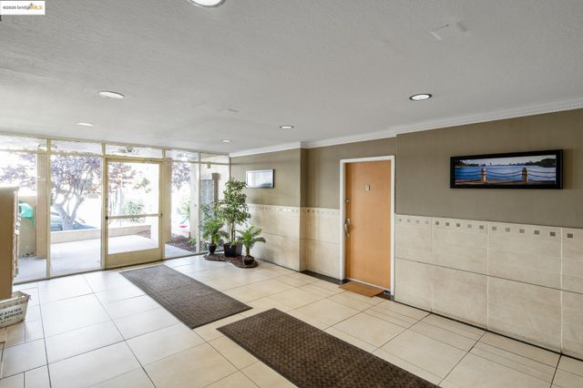 55 Fairmount Ave 215, Oakland, CA 94611