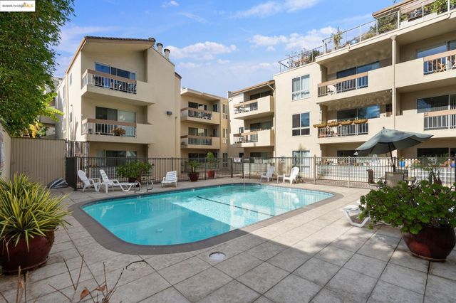 55 Fairmount Ave 215, Oakland, CA 94611