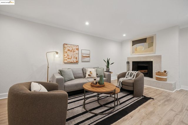 55 Fairmount Ave 215, Oakland, CA 94611