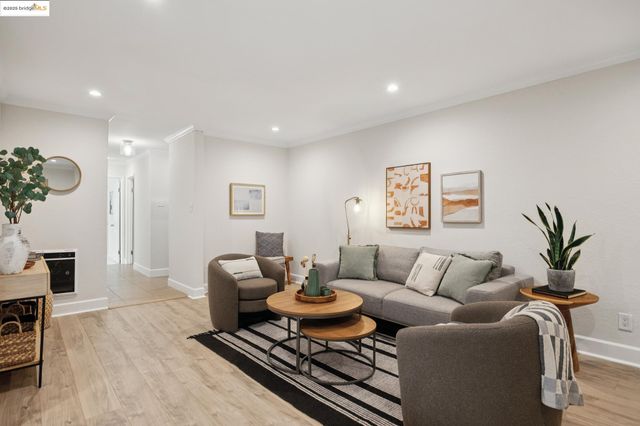 55 Fairmount Ave 215, Oakland, CA 94611