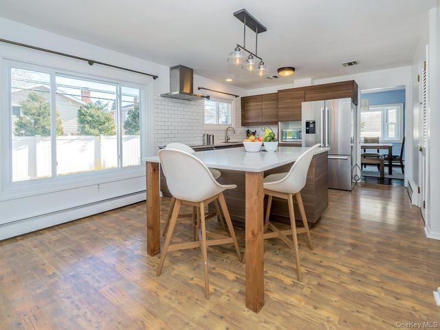 127 Cow Neck Road, Port Washington, NY 11050