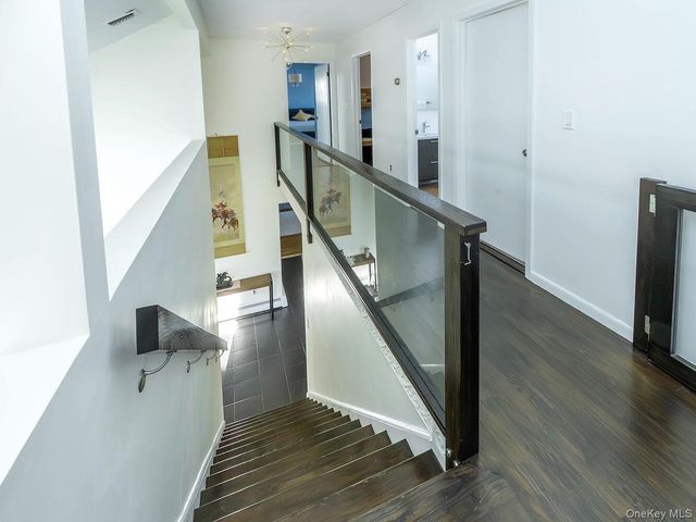 127 Cow Neck Road, Port Washington, NY 11050