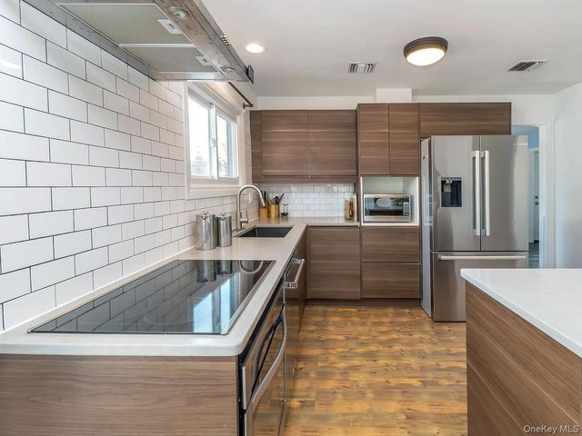 127 Cow Neck Road, Port Washington, NY 11050