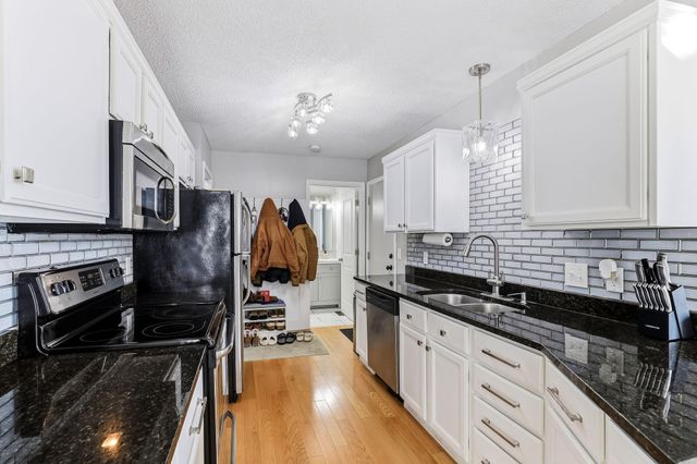 7025 49th Street N, Oakdale, MN 55128