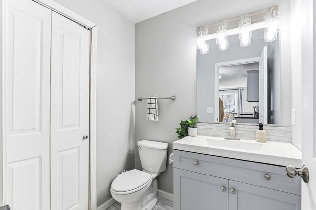 7025 49th Street N, Oakdale, MN 55128