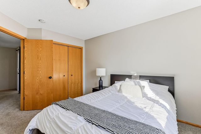 7025 49th Street N, Oakdale, MN 55128