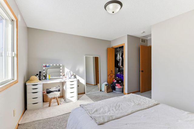 7025 49th Street N, Oakdale, MN 55128