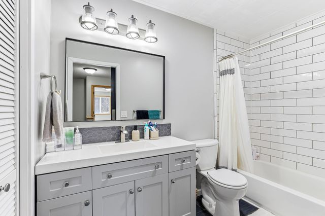 7025 49th Street N, Oakdale, MN 55128