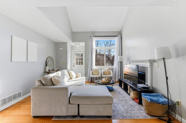 7025 49th Street N, Oakdale, MN 55128