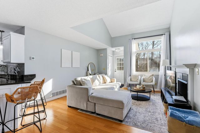 7025 49th Street N, Oakdale, MN 55128