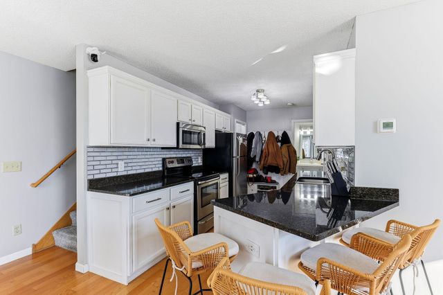 7025 49th Street N, Oakdale, MN 55128