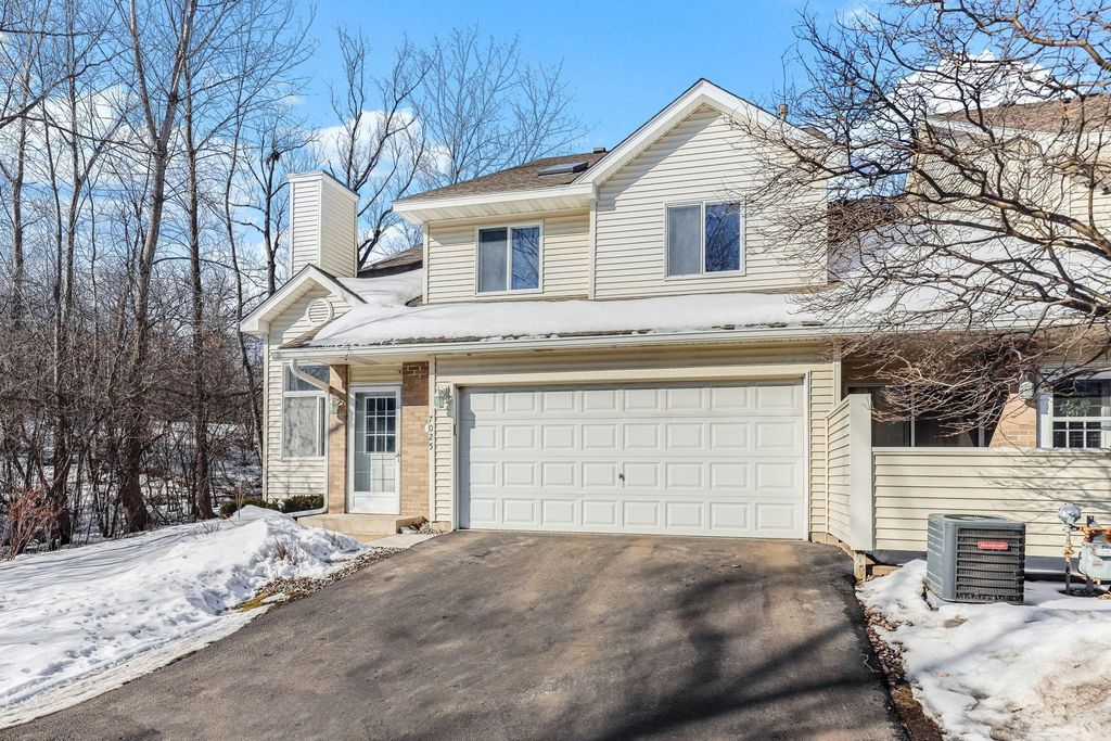 7025 49th Street N, Oakdale, MN 55128