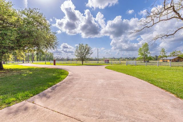 1331 County Road 2071, Hull, TX 77564