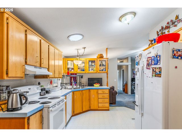 620 N Bay St, Waldport, OR 97394