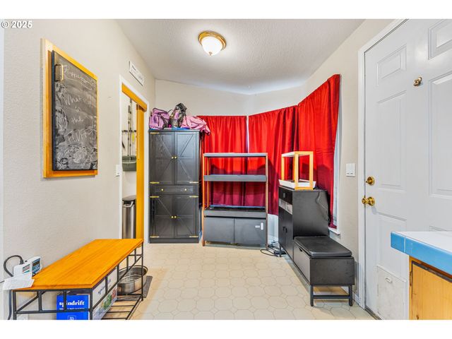 620 N Bay St, Waldport, OR 97394