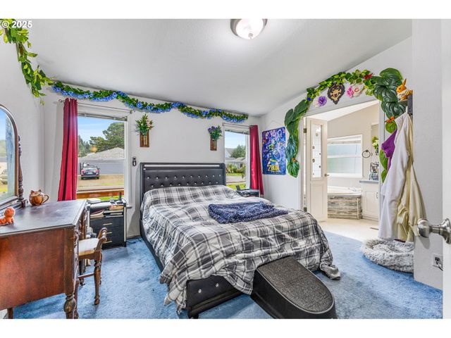 620 N Bay St, Waldport, OR 97394