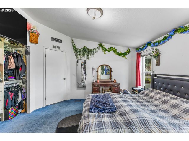 620 N Bay St, Waldport, OR 97394