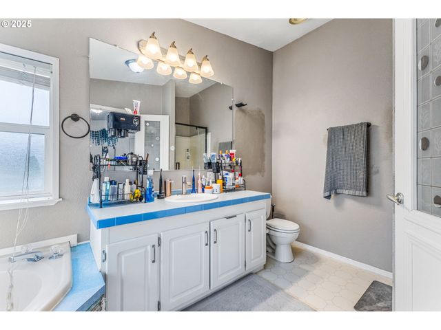 620 N Bay St, Waldport, OR 97394