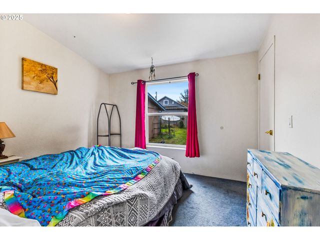 620 N Bay St, Waldport, OR 97394