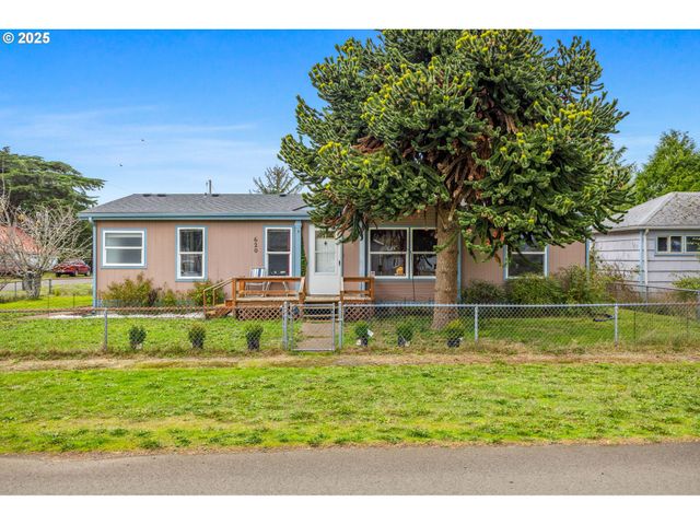 620 N Bay St, Waldport, OR 97394