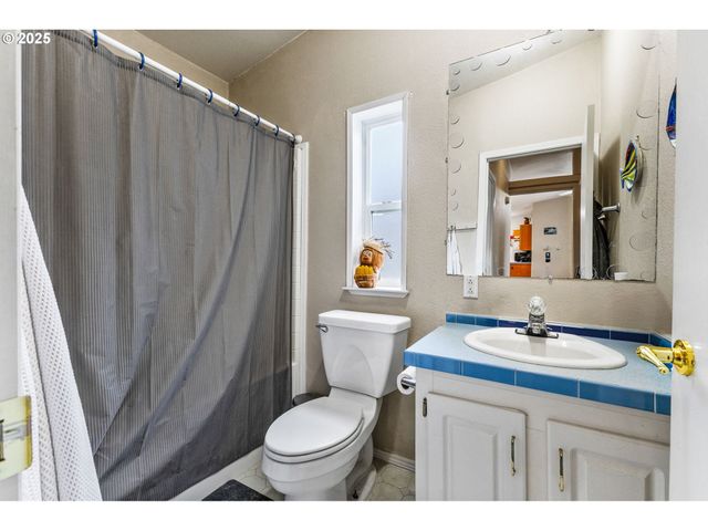 620 N Bay St, Waldport, OR 97394