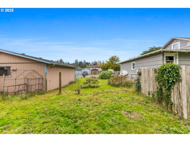 620 N Bay St, Waldport, OR 97394
